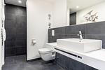 Badezimmer mit Waschtisch - Apartmentanlage Meerblickvilla 3-36 - Top-Hundeurlaub