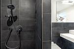 Badezimmer mit ebenerdiger Regendusche - Apartmentanlage Meerblickvilla 3-36 - Top-Hundeurlaub