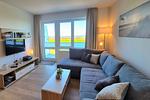 Wohn-Essbereich mit Couch und Flatscreen-TV - Hus Strandkieker 03 - Top-Hundeurlaub