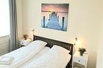 Schlafzimmer mit Doppelbett - Hus Strandkieker 03 - Top-Hundeurlaub
