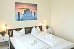 Schlafzimmer mit Doppelbett - Hus Strandkieker 03 - Top-Hundeurlaub