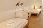 Schlafzimmer mit zwei Einzelbetten - Hus Strandkieker 03 - Top-Hundeurlaub