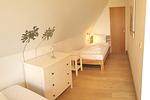 Schlafzimmer mit zwei Einzelbetten - Hus Strandkieker 03 - Top-Hundeurlaub