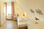 Schlafzimmer mit zwei Einzelbetten - Hus Strandkieker 03 - Top-Hundeurlaub