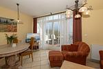 Wohn-Essbereich mit Couch - Apartmenthaus Atlantik 411 - Top-Hundeurlaub