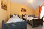Schlafzimmer mit zwei Einzelbetten - Apartmenthaus Atlantik 411 - Top-Hundeurlaub
