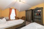 Schlafzimmer mit zwei Einzelbetten - Apartmenthaus Atlantik 411 - Top-Hundeurlaub
