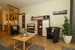 Wohn-Essbereich mit Couch und Flatscreen-TV - Meeresblick 009 - Top-Hundeurlaub