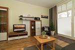 Wohn-Essbereich mit Couch und Flatscreen-TV - Meeresblick 009 - Top-Hundeurlaub