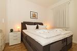 Schlafzimmer mit Doppelbett - Meeresblick 009 - Top-Hundeurlaub