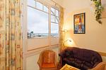 Wohn-Essbereich mit Couch - Meeresblick 026 - Top-Hundeurlaub