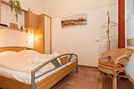 Schlafzimmer mit Doppelbett - Meeresblick 026 - Top-Hundeurlaub