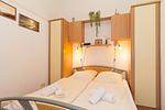 Schlafzimmer mit Doppelbett - Meeresblick 026 - Top-Hundeurlaub