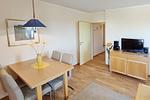 Wohnbereich mit Esstisch und TV - Hus Inselkieker 323 - Top-Hundeurlaub