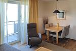 Wohnbereich mit Zugang zum Balkon - Hus Inselkieker 323 - Top-Hundeurlaub