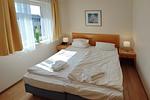 Schlafzimmer mit Doppelbett - Hus Inselkieker 323 - Top-Hundeurlaub