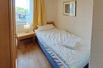 Schlafzimmer mit Einzelbett - Hus Inselkieker 323 - Top-Hundeurlaub