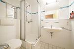 Badezimmer mit Dusche, WC, Waschtisch und Spiegel - Hus Inselkieker 323 - Top-Hundeurlaub
