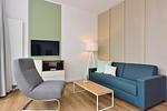 Wohn/ Essbereich mit Couch, Sessel und Fernseher - Aparthotel Anna Düne 0-02 - Top-Hundeurlaub