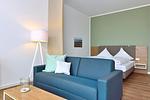 Wohn/ Essbereich mit Couch und Tisch - Aparthotel Anna Düne 0-02 - Top-Hundeurlaub