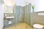 Badezimmer mit Dusche, WC und Waschtisch - Aparthotel Anna Düne 0-02 - Top-Hundeurlaub
