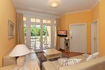 Wohn-Essbereich mit Couch und Flatscreen-TV - Dünenschloss 1-08 - Top-Hundeurlaub