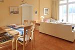 Wohn-Essbereich mit Couch und Esstisch - Dünenschloss 1-08 - Top-Hundeurlaub