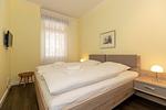 Schlafzimmer mit Doppelbett - Dünenschloss 1-08 - Top-Hundeurlaub