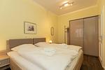 Schlafzimmer mit Doppelbett - Dünenschloss 1-08 - Top-Hundeurlaub