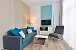 Wohn/ Essbereich mit Couch, Sessel und Fernseher - Aparthotel Anna Düne 0-05 - Top-Hundeurlaub