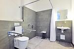 Badezimmer mit Dusche, WC und Waschtisch - Aparthotel Anna Düne 0-05 - Top-Hundeurlaub