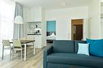 Wohn/ Essbereich mit Couch und Esstisch - Aparthotel Anna Düne 0-06 - Top-Hundeurlaub