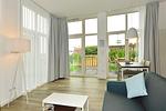 Wohn/ Essbereich mit Couch und Tisch - Aparthotel Anna Düne 0-06 - Top-Hundeurlaub