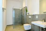 Badezimmer mit Dusche, WC und Waschtisch - Aparthotel Anna Düne 0-06 - Top-Hundeurlaub