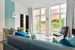 Wohn/ Essbereich mit Couch, Sessel und Esstisch - Aparthotel Anna Düne 0-09 - Top-Hundeurlaub