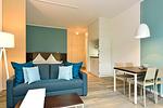Wohn/ Essbereich mit Couch und Esstisch - Aparthotel Anna Düne 0-09 - Top-Hundeurlaub
