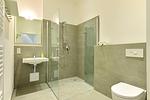 Badezimmer mit Dusche, WC und Waschtisch - Aparthotel Anna Düne 0-09 - Top-Hundeurlaub