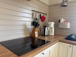 Moderne Küche mit Kaffeemaschine in Villa Emma in Småland - Villa Emma - Top-Hundeurlaub