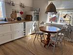 Helle Landhausküche mit Essplatz in Villa Emma - Villa Emma - Top-Hundeurlaub