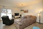 Wohnzimmer mit Sofaecke und TV - Reethaus 13b - Top-Hundeurlaub