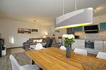 Wohnzimmer mit Esstisch - Reethaus 13b - Top-Hundeurlaub
