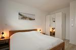 1. Schlafzimmer mit Doppelbett und Kleiderschrank - Reethaus 13b - Top-Hundeurlaub