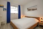 1. Schlafzimmer mit Doppelbett - Reethaus 13b - Top-Hundeurlaub