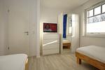 2. Schlafzimmer mit Fernseher - Reethaus 13b - Top-Hundeurlaub