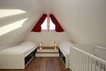 3. Schlafzimmer mit Einzelbetten im Dachgeschoss - Reethaus 13b - Top-Hundeurlaub