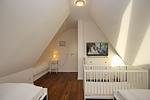 3. Schlafzimmer mit Kinderbett und TV - Reethaus 13b - Top-Hundeurlaub