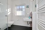 Duschbad mit Waschbecken und WC - Reethaus 13b - Top-Hundeurlaub