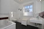 Badezimmer mit WC und Waschbecken - Reethaus 13b - Top-Hundeurlaub