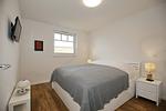 1. Schlafzimmer mit TV - Reethaus 02a - Top-Hundeurlaub