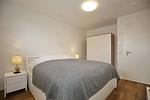 1.Schlafzimmer mit Doppelbett und Kleiderschrank - Reethaus 02a - Top-Hundeurlaub